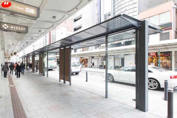 四条歩道拡幅事業に伴うバス停上屋整備工事